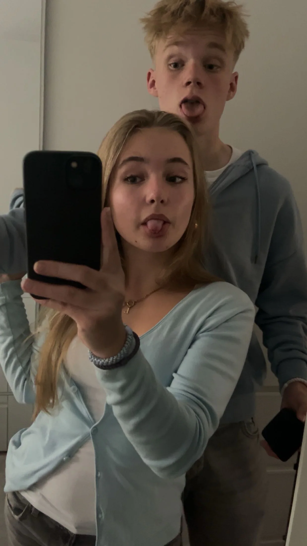 Verspieltes Spiegelselfie von Lara und Benny